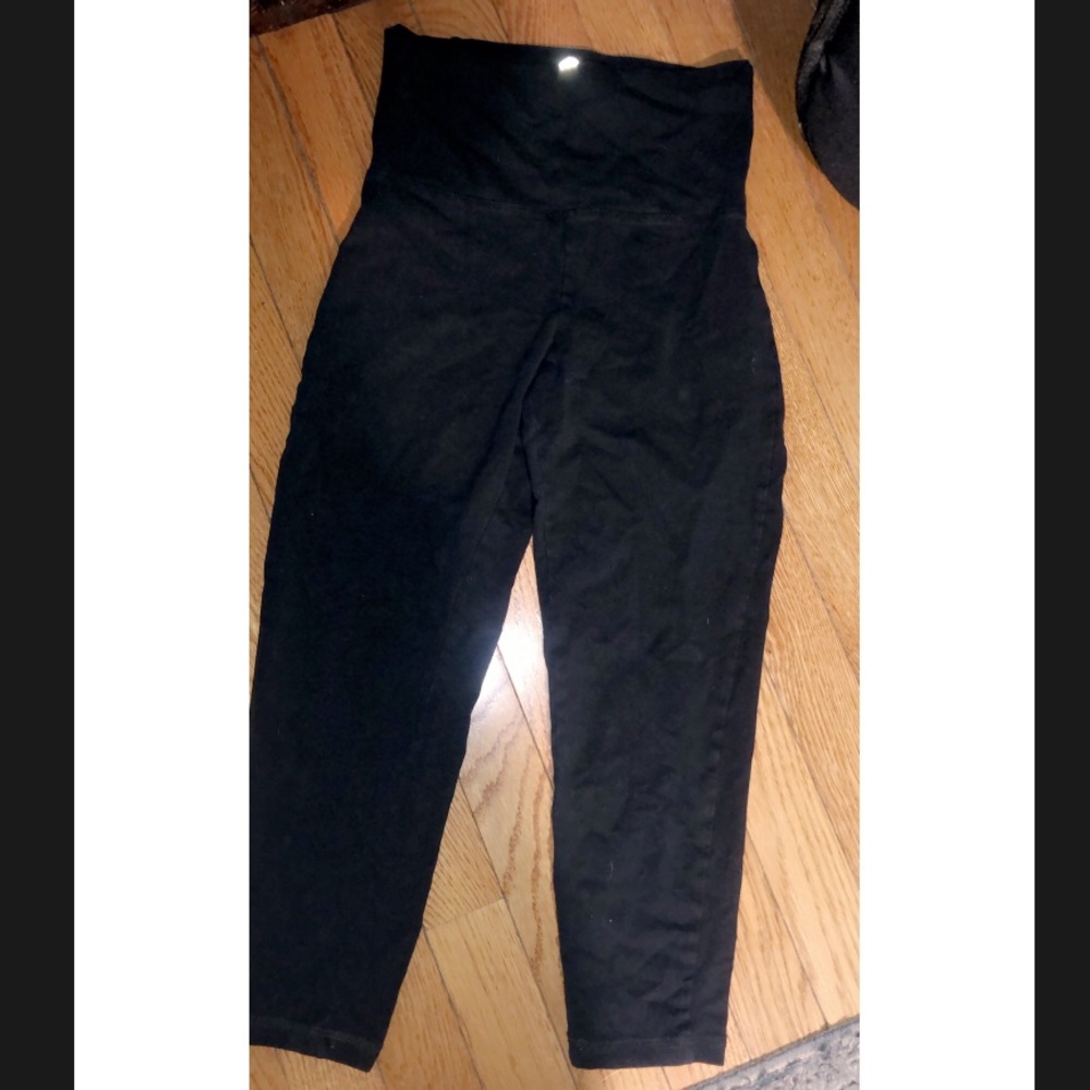 Black yoga crop leggings